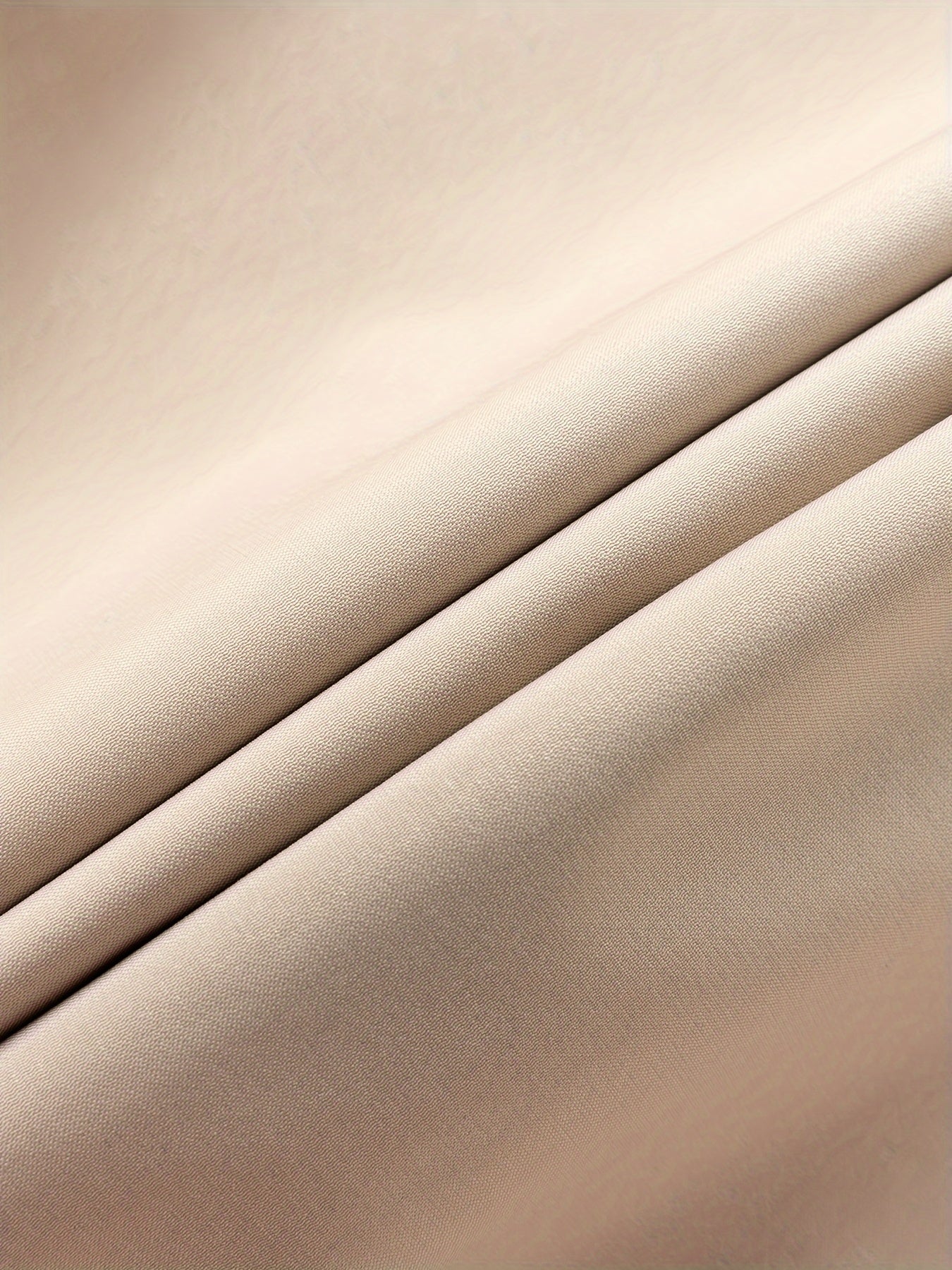 Erkaklar uchun o'rtacha uzunlikdagi ikki qatorli dizayndagi trench palto, mustahkam rangda, biznes va norasmiy kiyimlar uchun ideal.