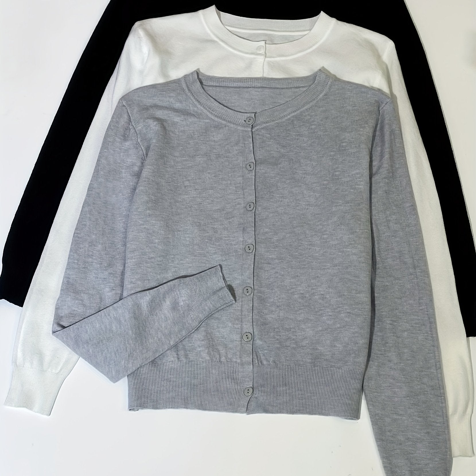 Ochiq ko'krakli sviter to'plami, maqsadli uslubda, 3 ta qismdan iborat.