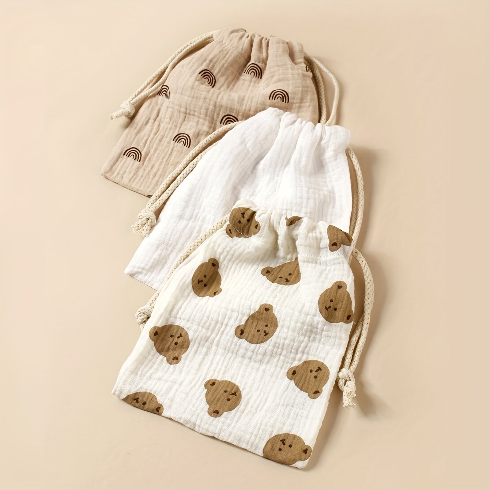 Uydagi va sayohat uchun bosma naqshli uchta tortma sumka, aravachalar aksessuarlarini va shaxsiy buyumlarni saqlash uchun ideal. Ushbu changdan himoyalovchi tashkilotchilar 14 yoshdan oshgan shaxslar uchun mos keladi.