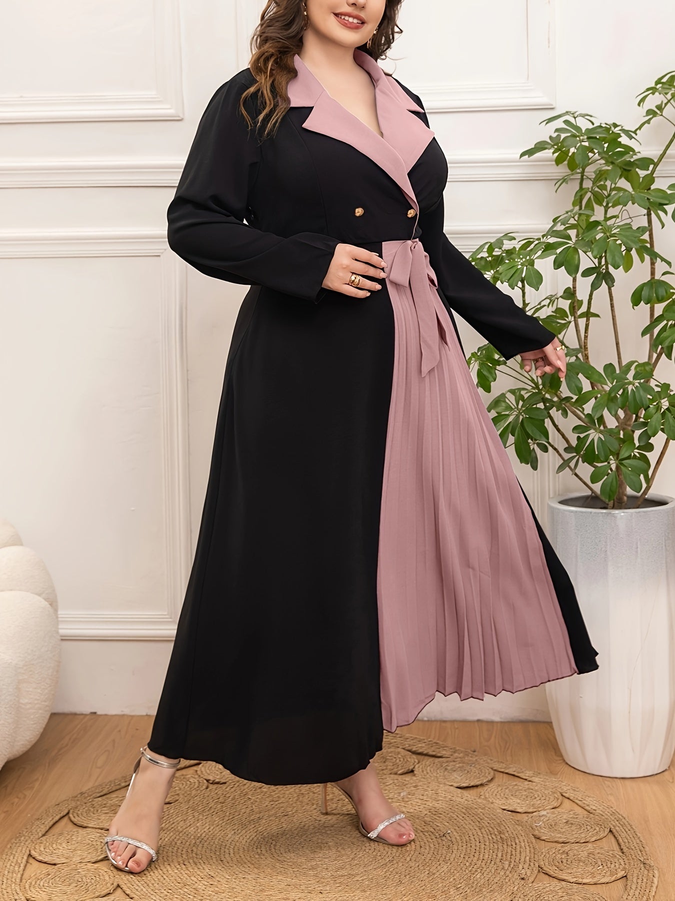 Yengil plus size V-yuqori tunika ko'ylagi, mustahkam rangda, ozgina cho'zilishga ega, barcha fasllar uchun ideal. 100% polyester to'qilgan matodan tayyorlangan.