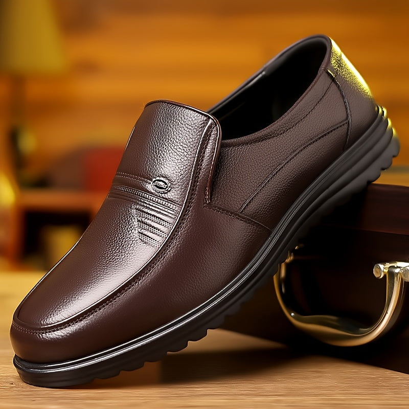 Erkaklar uchun bir xil rangdagi yuqori donali mol terisidan tayyorlangan slip-on loafer poyabzal, qulay, mustahkam va sirpanmaydigan yurish uchun. Ofis uchun ideal.
