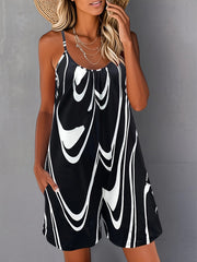 Mono de mujer talla grande a rayas negras y blancas con bolsillos y pantalones cortos envolventes