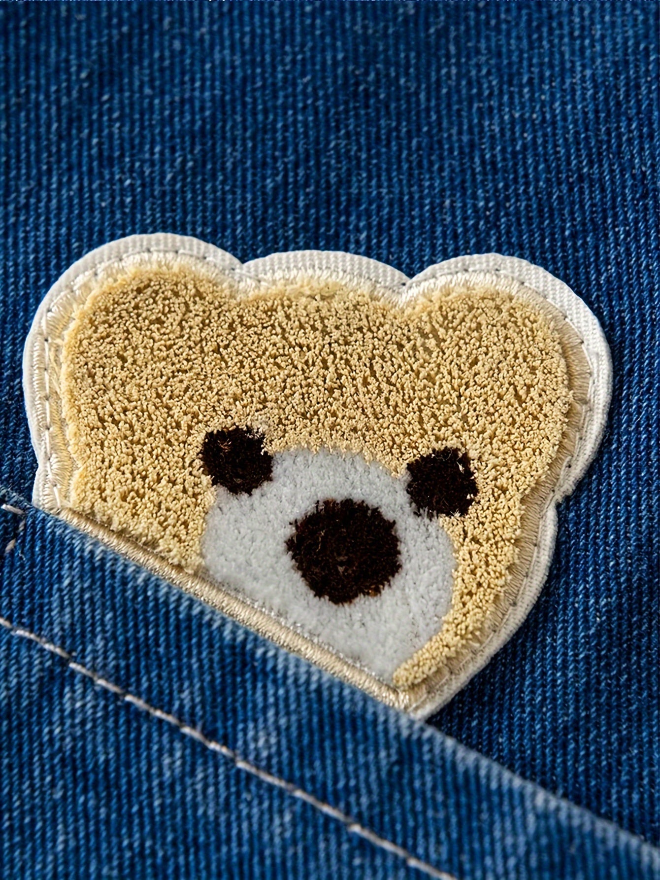 Bolalar uchun denim salopet, hayvon cho'ntak tafsilotlari bilan, paxta aralashmasidan tayyorlangan. Bahor va kuz mavsumlari uchun ideal, bu uniseks bolalar jinsi romperi ochiq havoda o'ynash uchun mukammaldir.