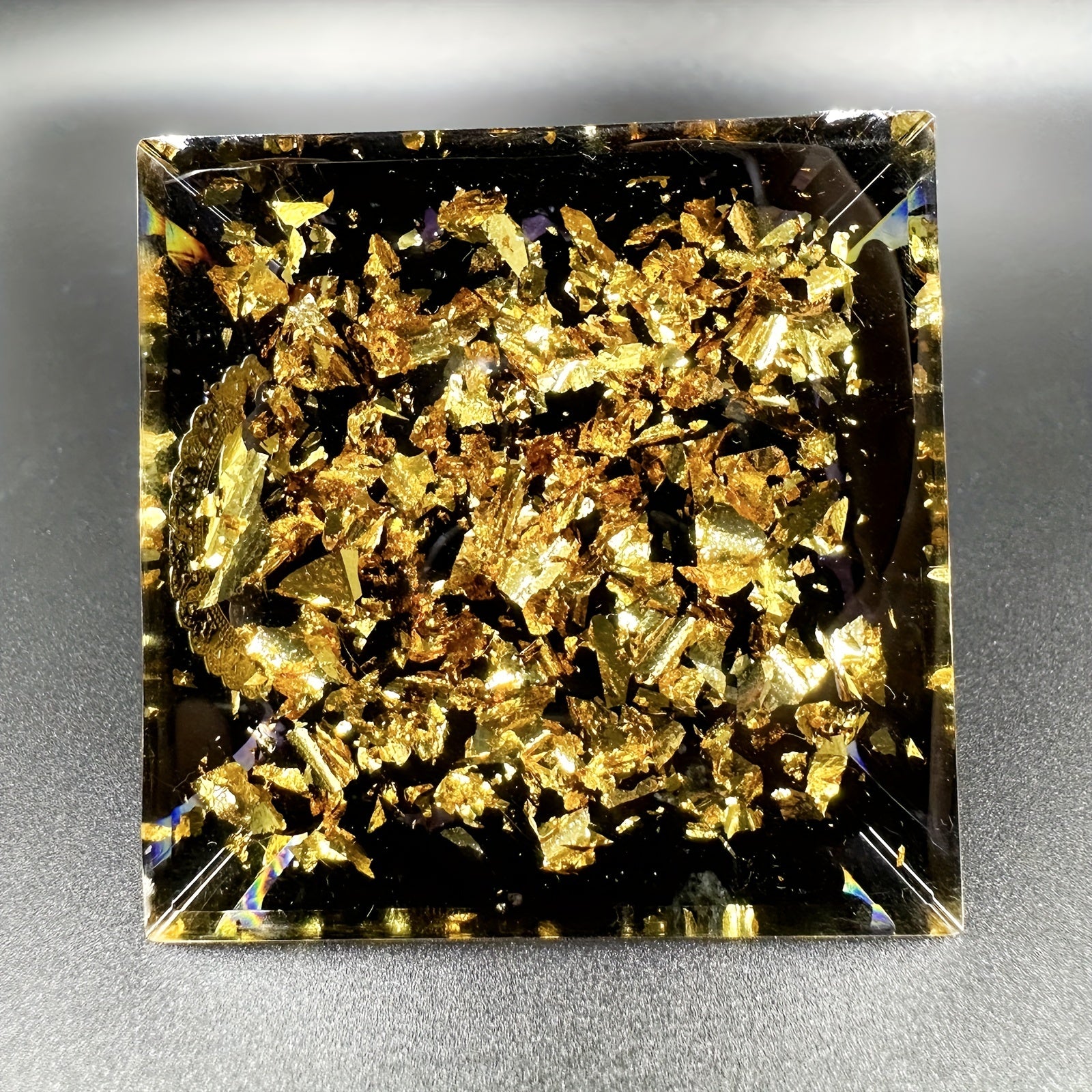 Аметистовая оргонная пирамида с египетским символом Глаз Гора для медитации, исцеления и богатства