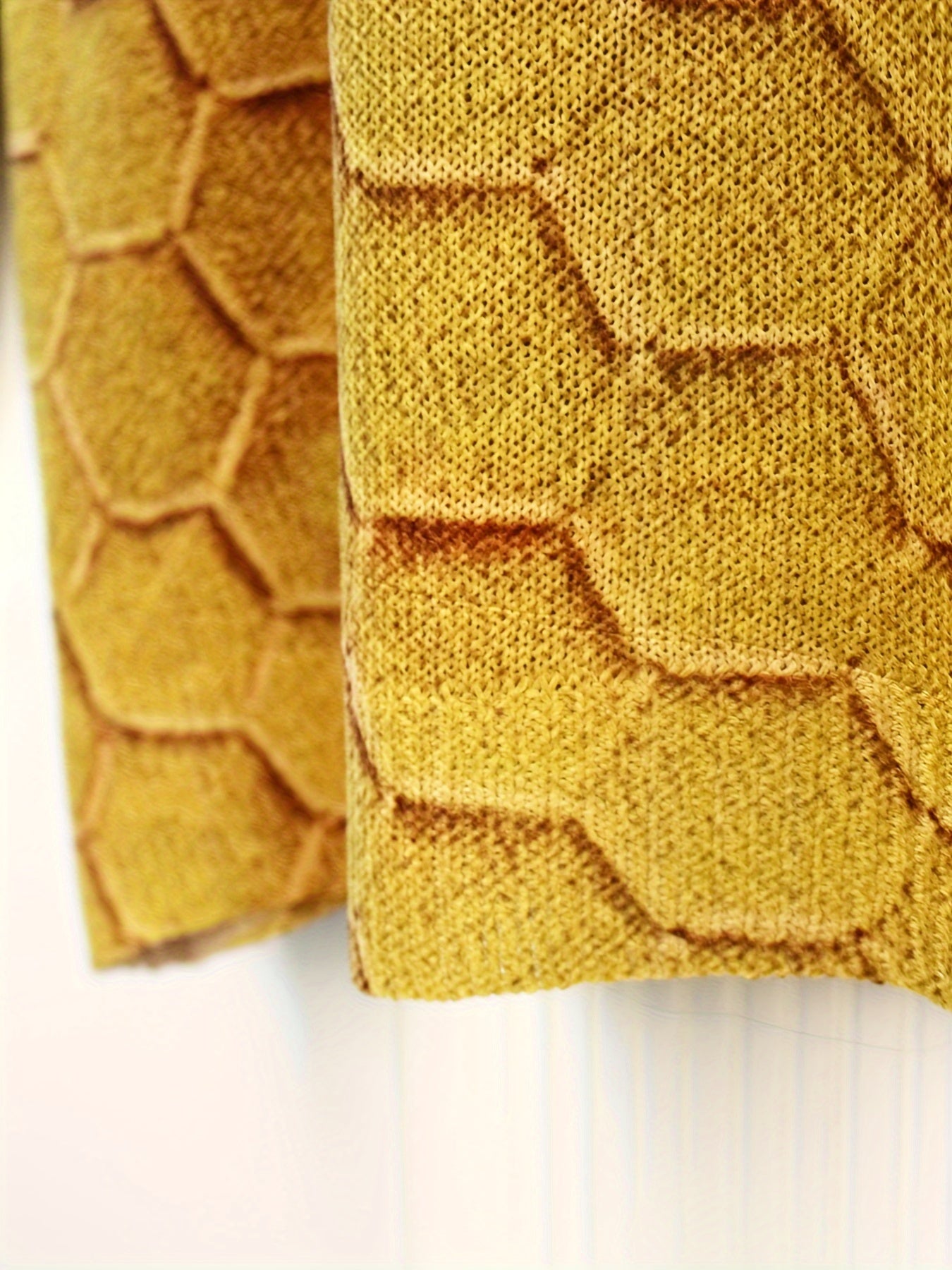 Plus-Size Women's Bee Print Lightweight Sweater Round Neck Pullover with Ribbed Detail