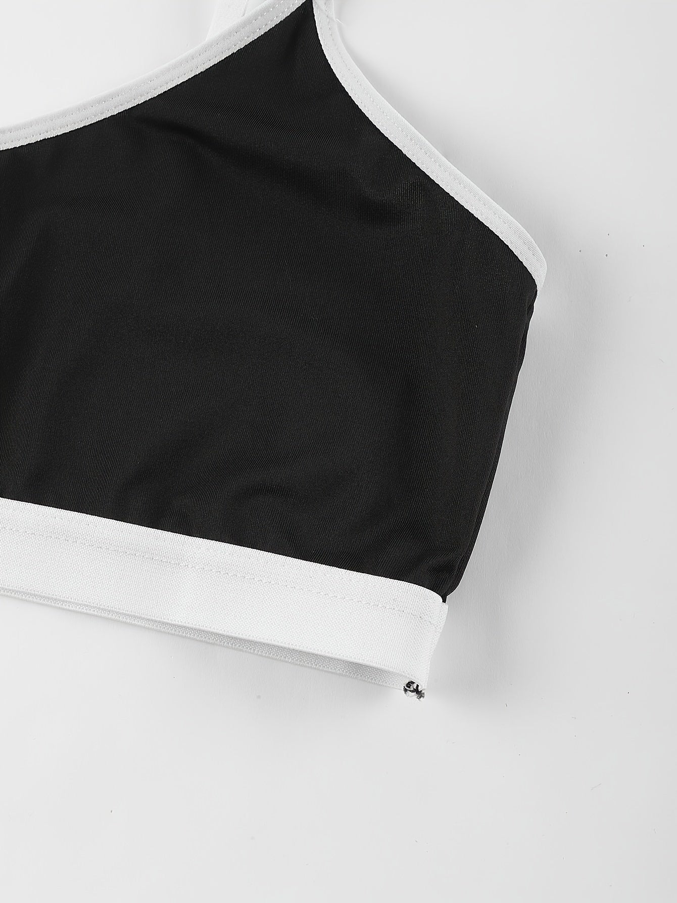 Ayollar uchun poliester to'qimadan tayyorlangan zamonaviy ikki qismli ichki kiyim to'plami. Mustahkam rang va qarama-qarshi tafsilotlar, qulay cho'ziladigan mato va kattalar uchun mos keladi.