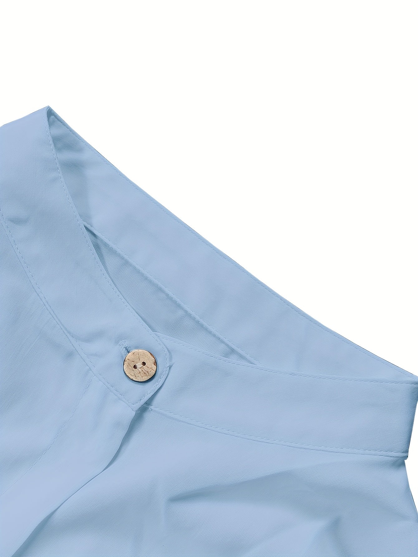 Yengil ko'k rangdagi ayollar uchun plussiz casual tugmachali ko'ylak, qisqa yenglar va old tomonida cho'ntak bilan, bahor/yaz/kuz uchun ideal, erkin kesim, cho'zilmaydigan mato.