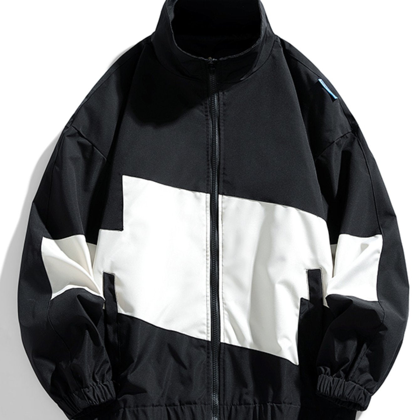 Erkaklar uchun kapüşonli fermuarlı jaket, rangli blok dizayni bilan, ish va ochiq havoda faoliyatlar uchun keng kesimda, polyesterdan tayyorlangan.