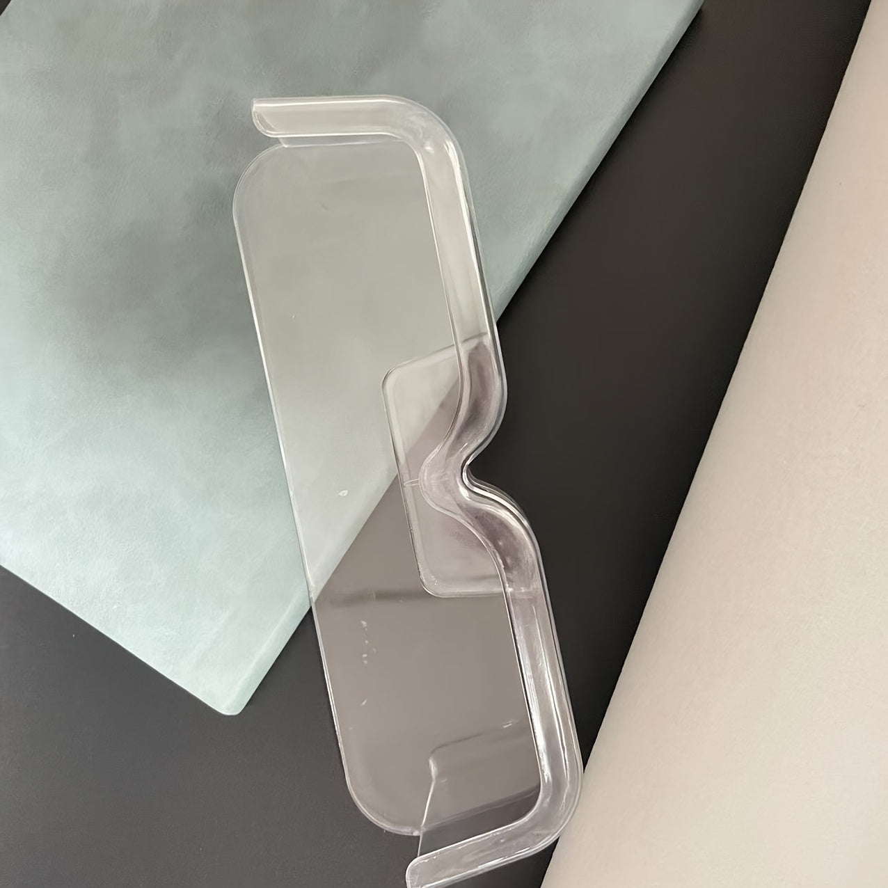 Ko'zoynaklarni saqlash qutisi va ko'rsatish stendi devorga, shkafga yoki yotoq yoniga osonlik bilan o'rnatilishi mumkin, bu esa ko'zoynaklaringizni qulay tarzda tartibga solish va saqlash imkonini beradi.