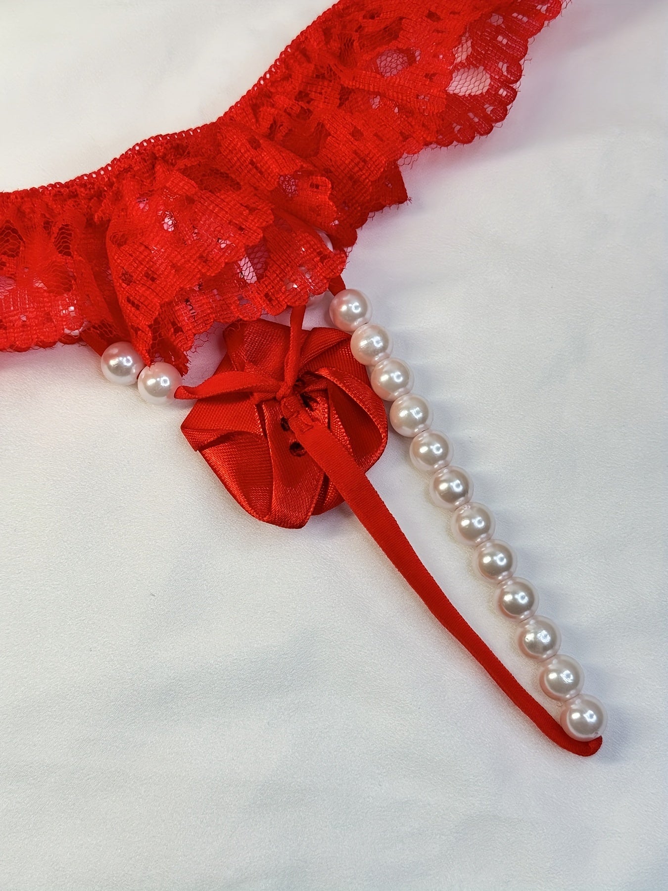 Yaltiroq marvaridli thong ichki kiyim, dantel tafsilotlari bilan, past bel, ayollar uchun romantik dizayn, sexy ichki kiyim.