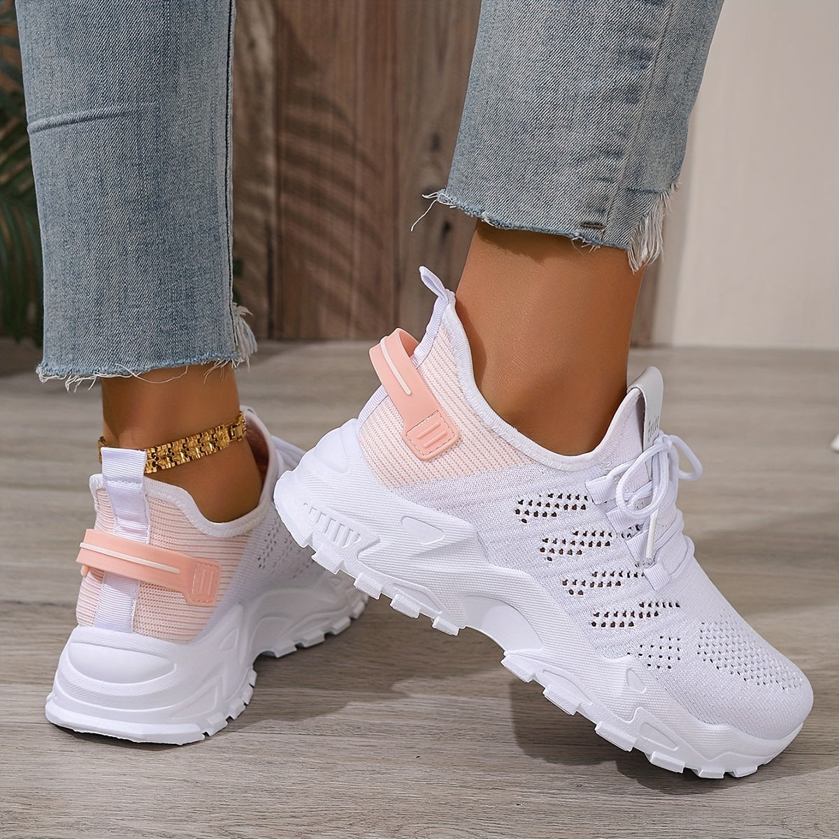 Ayollar uchun oq yengil sport poyafzallari, pushti slip-on, kattaroq o'lcham, yozgi plyaj ta'tili