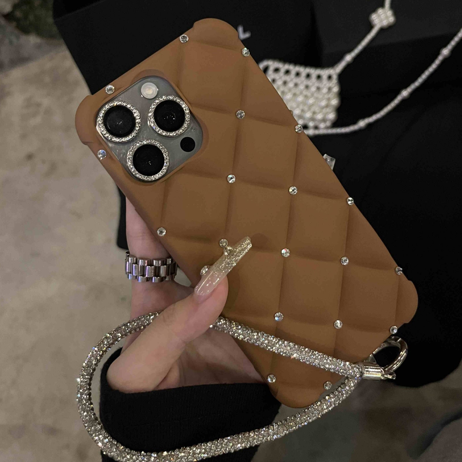 Новый модный чехол для телефона в стиле кожи для женщин с высококачественными деталями из страз, подходит для Apple iPhones. Оснащен полным браслетом из страз и дизайном с защитой от падений в четырех углах. Идеально подходит в качестве