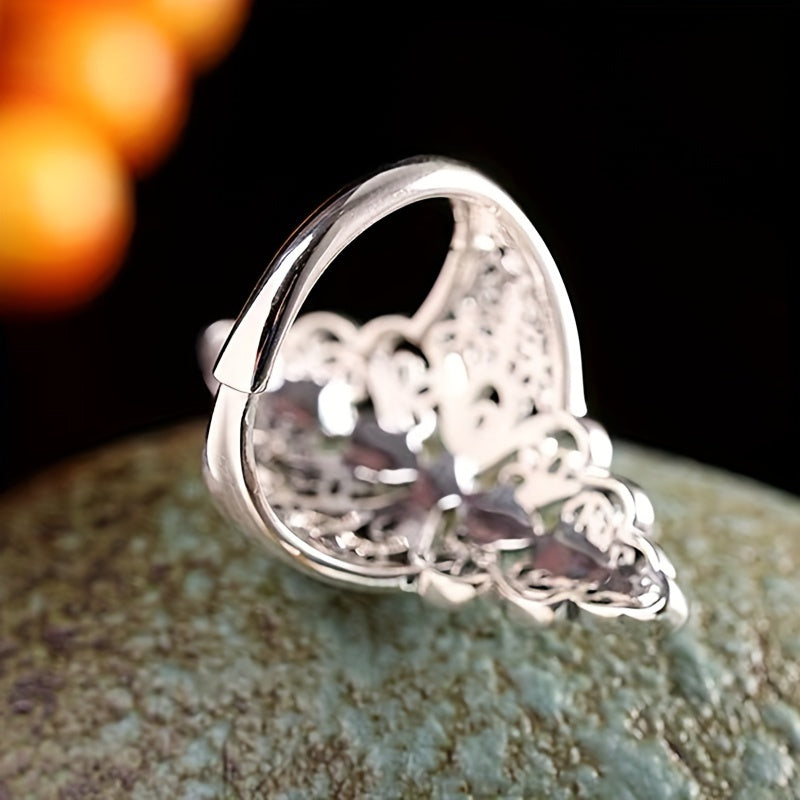 Haqiqatanan noyob sovg'a, bu 6.8 grammli retro bo'sh yurak shaklidagi uzuk 925 kumushdan yasalgan bo'lib, qora zirkoniya bilan o'ziga xos oval to'rt qopqoqli joylashuvga ega. Nozik zargarlikni qadrlaydigan ayollar va erkaklar uchun mukammal.