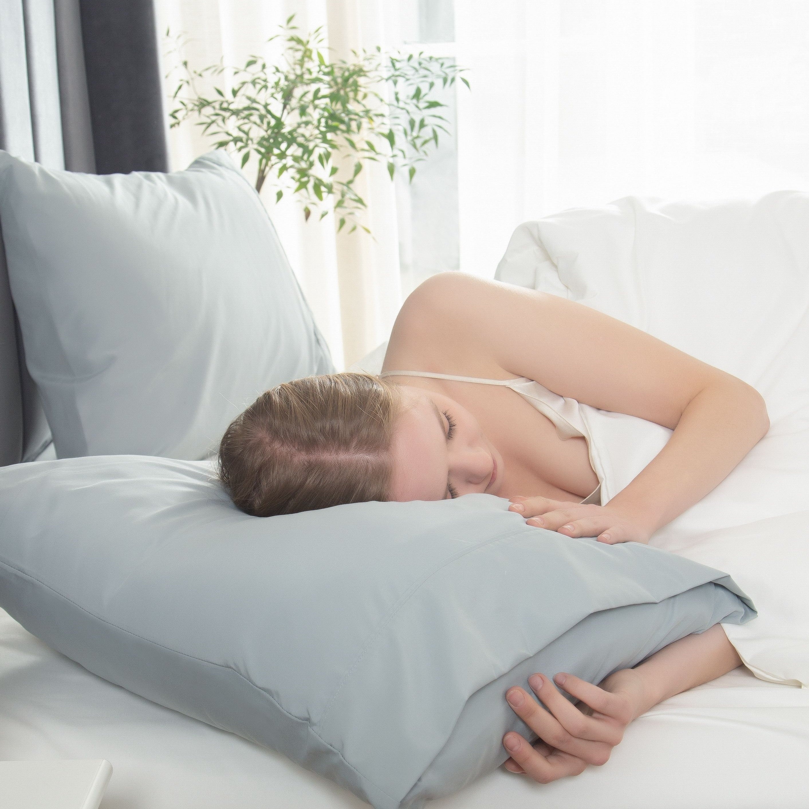 Set of Two Brushed Polyester Pillowcases Solid Color Breathable Envelope Closure