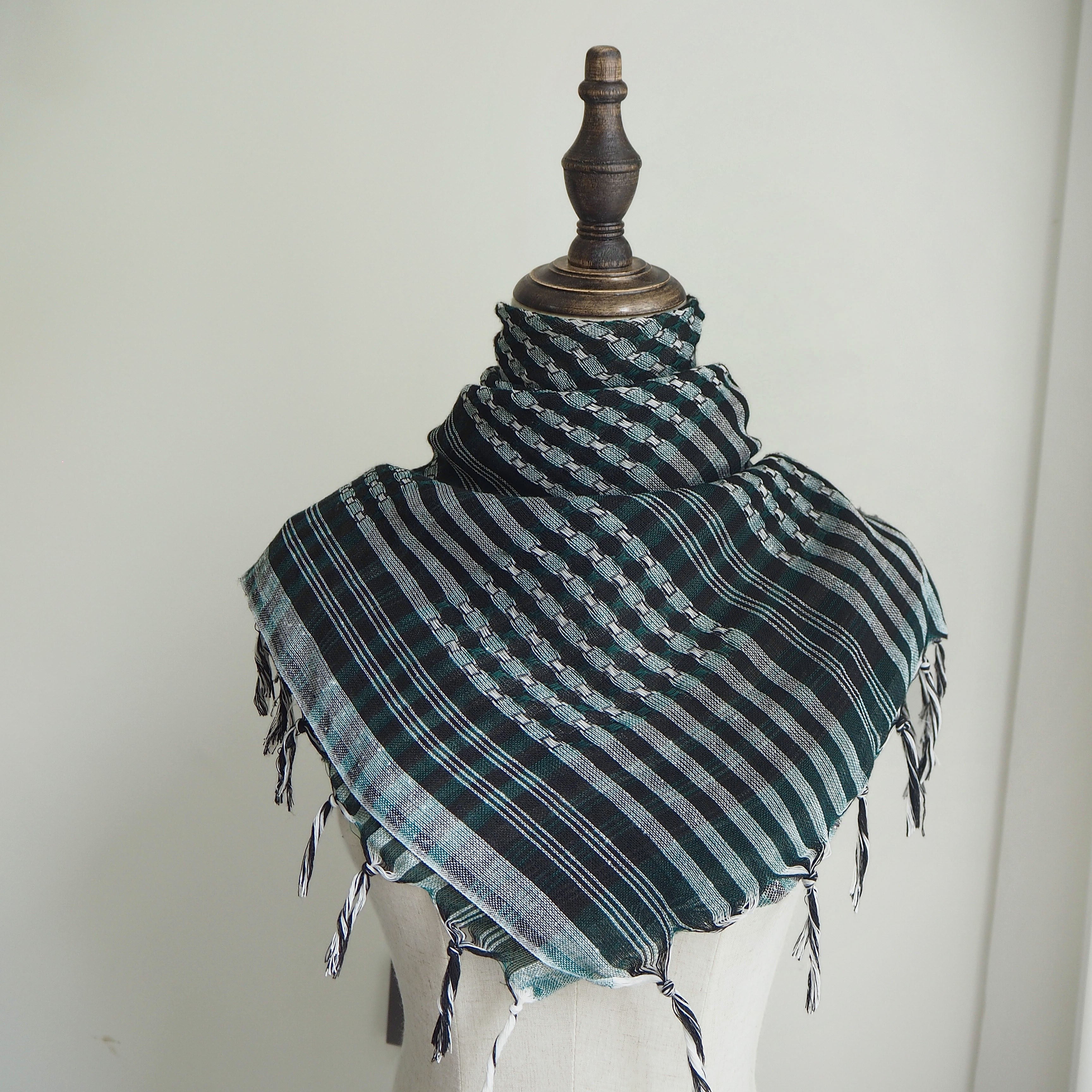 Qora va oq tekislangan polyester hijab sharf, tassellar bilan, shamolga chidamli, quyoshdan himoyalovchi shalvar, ochiq havoda faoliyat uchun