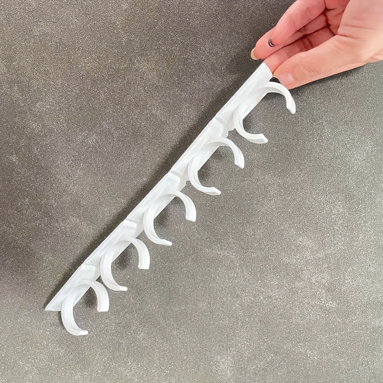 Регулируемый пластиковый держатель для бутылочек для специй на кухне с настенными крючками на липучке, небольшая полка для хранения, белый - батарейки не требуются