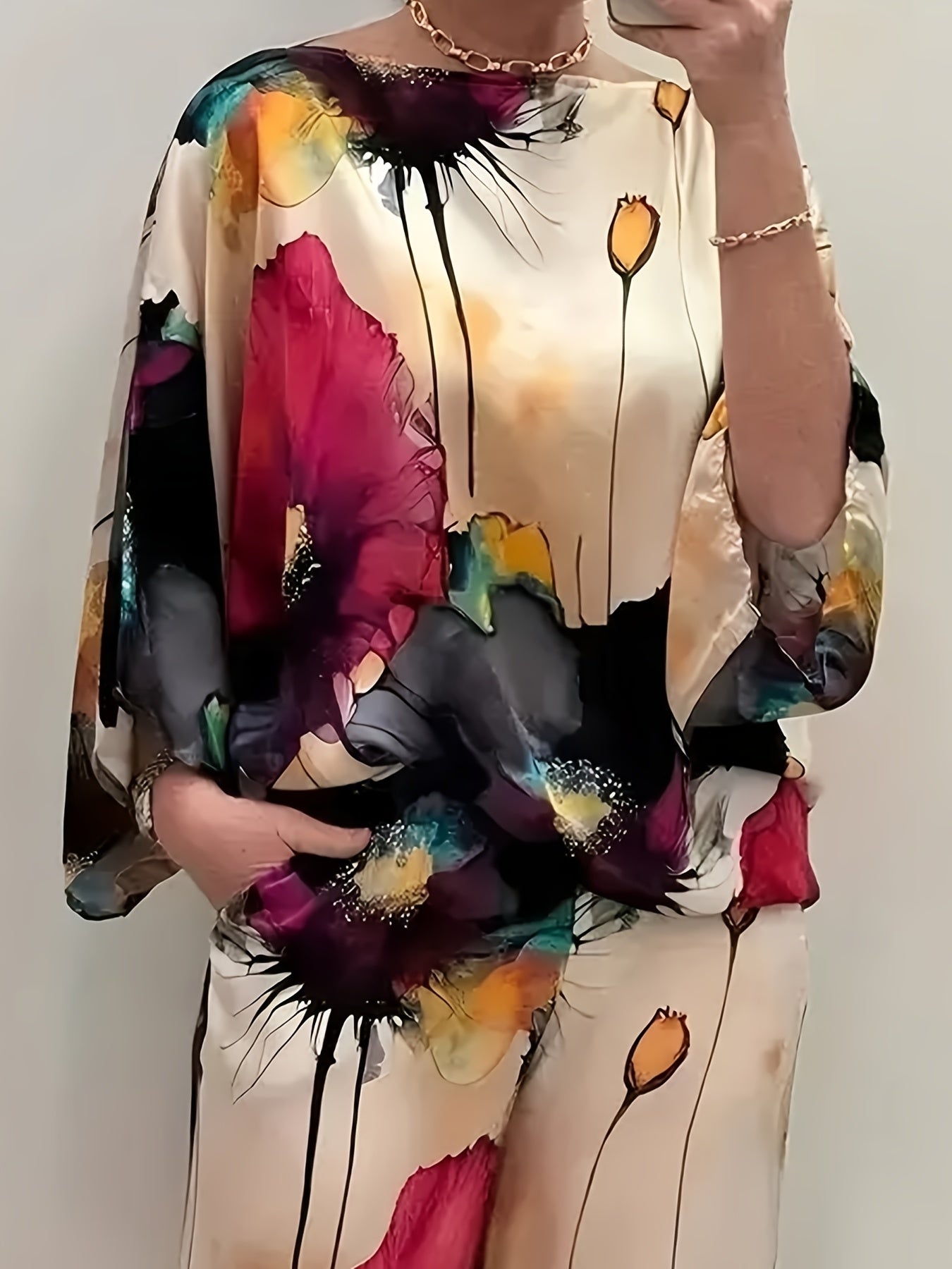 Ayollar uchun gullar bilan bezatilgan saten 2-qismli to'plam: yuqori va keng oyoq shimlar