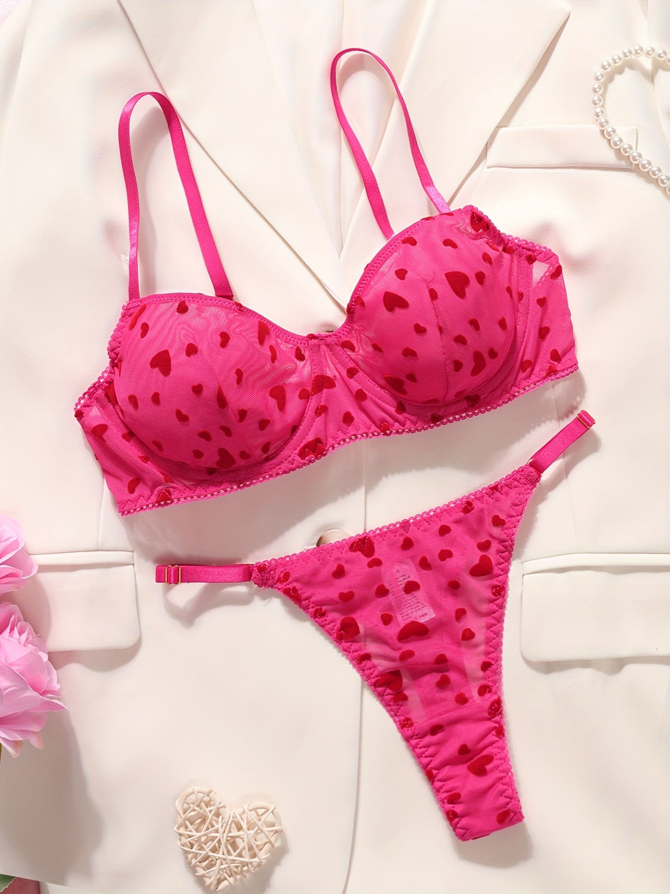 Tarmoq sevgi naqshli, orqasiz ichki kiyim to'plami, spaghetti bilaklari va thong. Jinsiy intim kiyim izlayotgan ayollar uchun mukammal.