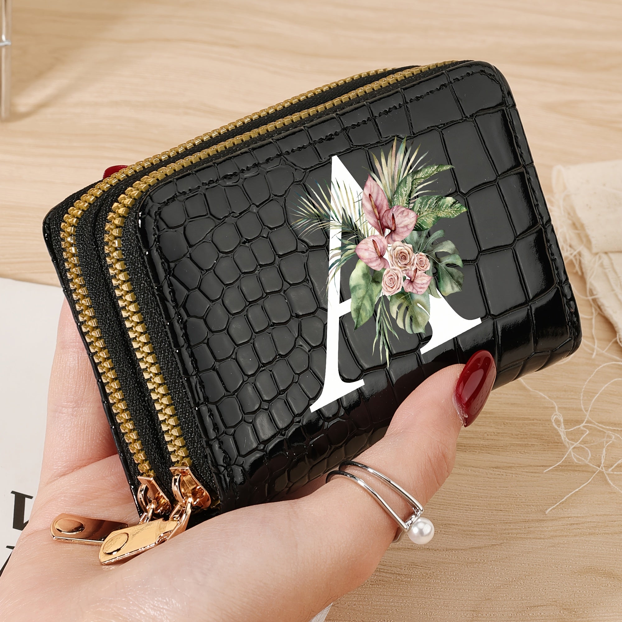 Cartera para tarjetas de crédito para mujer con estampado floral de letras, negro y blanco, gran capacidad, con cremallera y textura de cocodrilo en PU