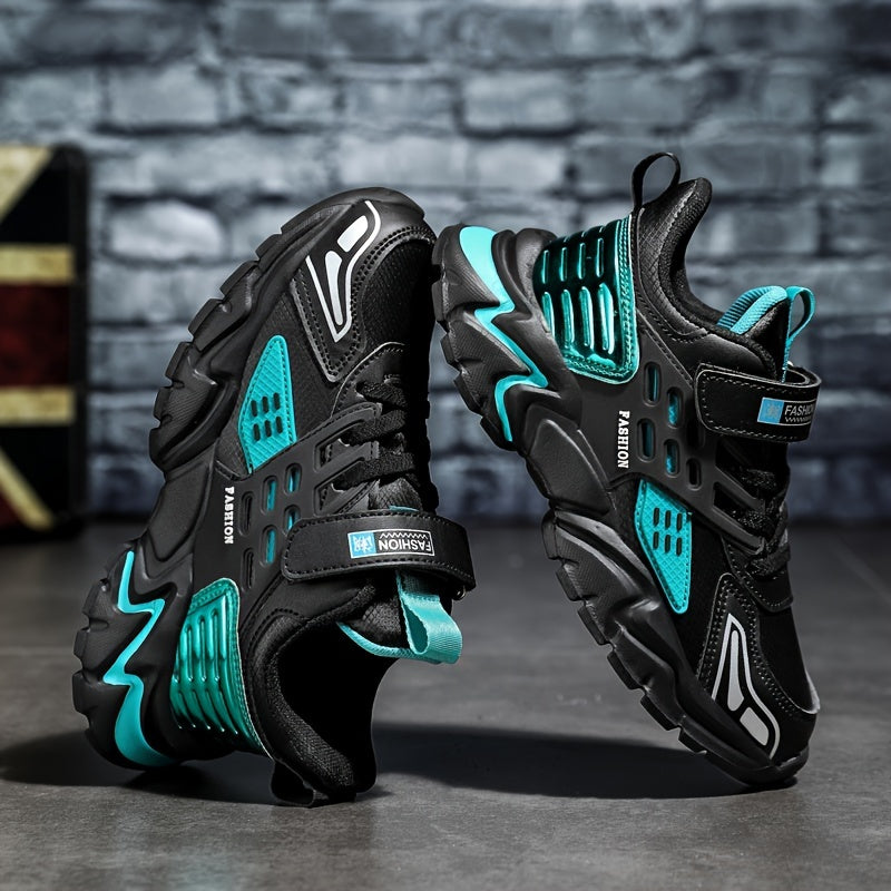 Bolalar uchun ochiq havoda faoliyatlar uchun sirpanmaydigan tagliklarga ega zamonaviy qalin poyabzallar.