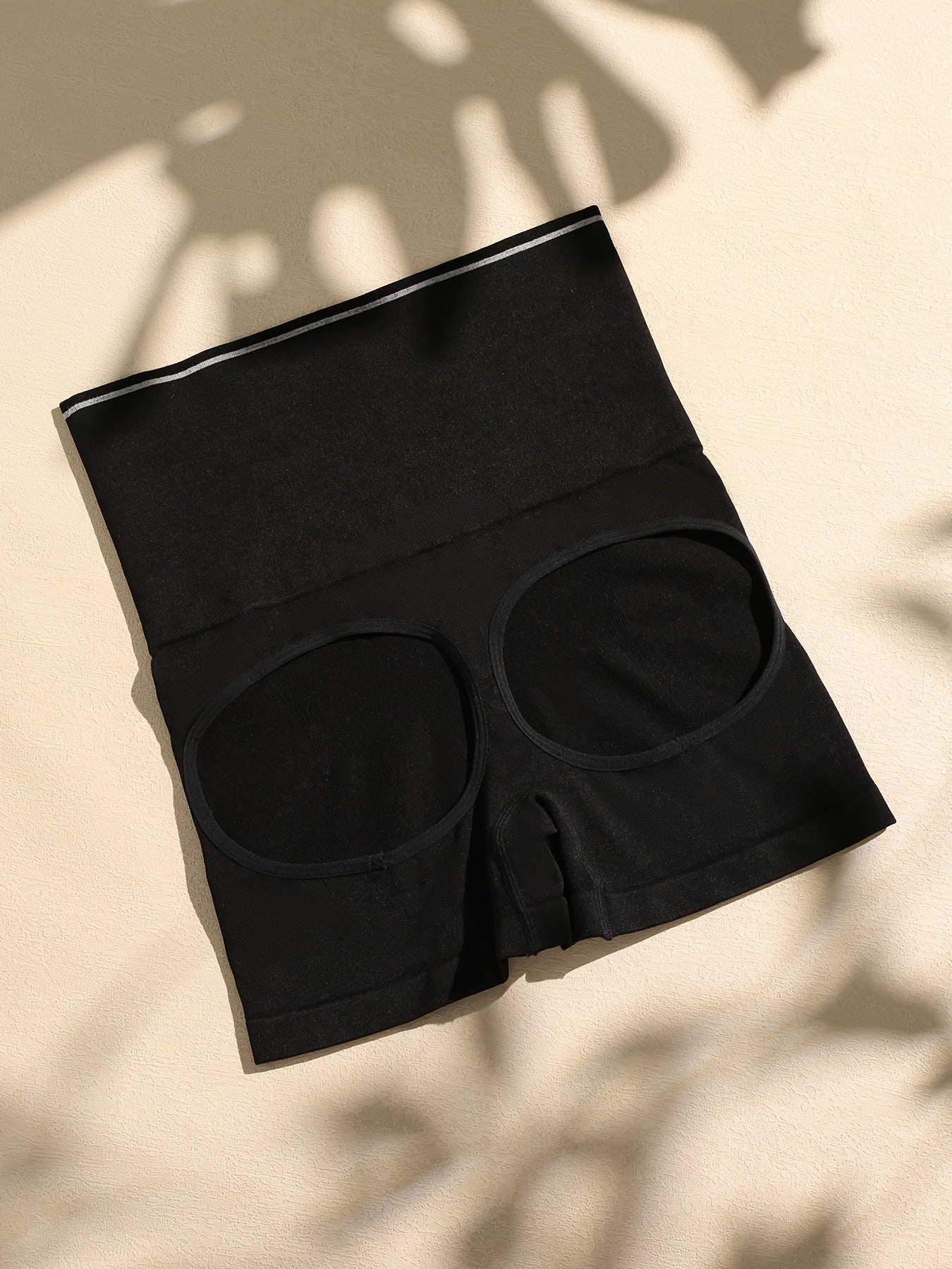 "Женские шорты с высокой талией для сужения бедер однотонного цвета, бесшовные контурные шорты из трикотажной ткани на основе полиамида и эластана с вырезом на спине."