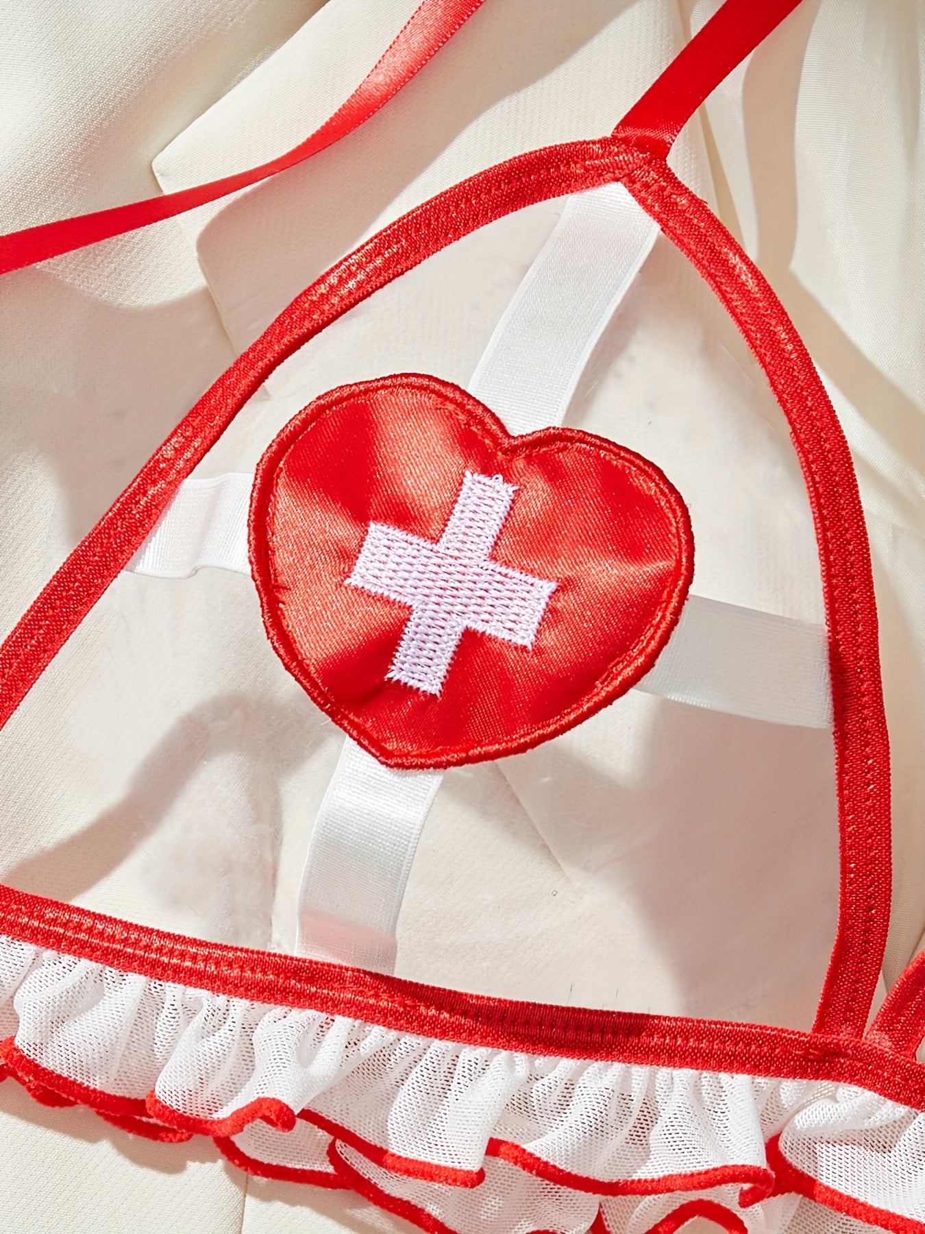 Jozibali hamshira kostyum to'plami bosh kiyimi, ichki kiyim va bo'sh dizayndagi shortlardan iborat bo'lib, 95% polyester va 5% elastan matodan tayyorlangan. O'rta darajadagi qo'llab-quvvatlash, 90gsm to'qilgan tuzilma, mustahkam.