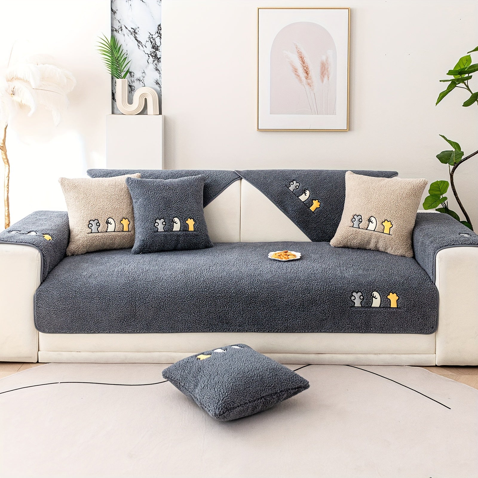 Софа с чехлом из шерпы, дружелюбным к домашним животным и нескользящим защитным покрытием для домашнего декора.