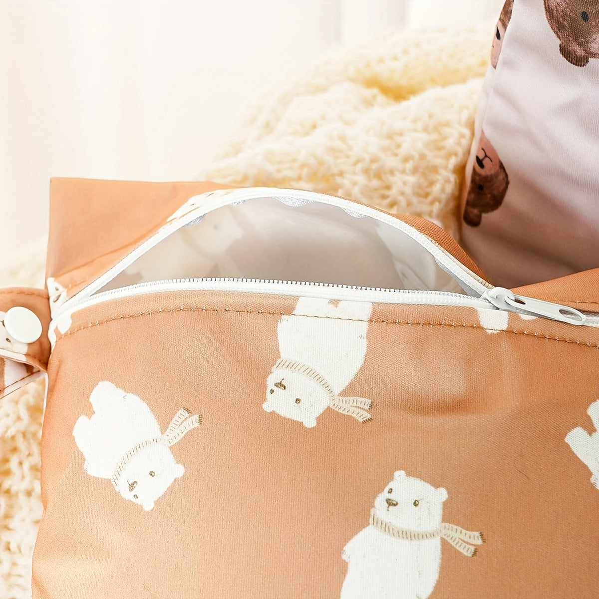 Два водонепроницаемых мешка для влажных вещей, которые можно стирать и использовать в качестве сумок для подгузников. Это многофункциональные мешки для хранения подгузников, которые также могут использоваться как мешки для влажных/сухих вещей.