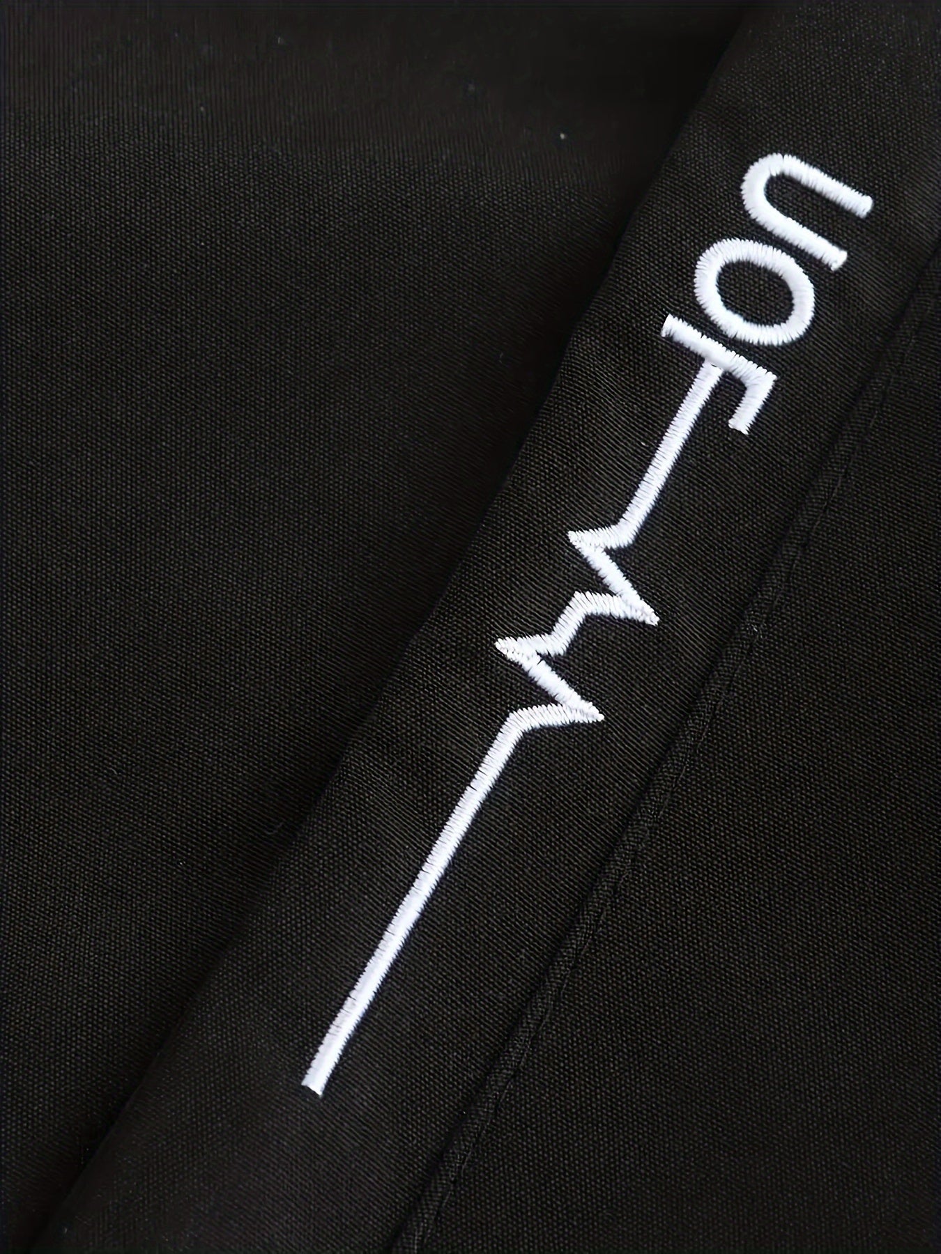 Yozgi va kuz mavsumlari uchun mo'ljallangan, tikuvli detali bo'lgan erkaklar uchun shamol o'tkazmaydigan kapüşonli jaket.