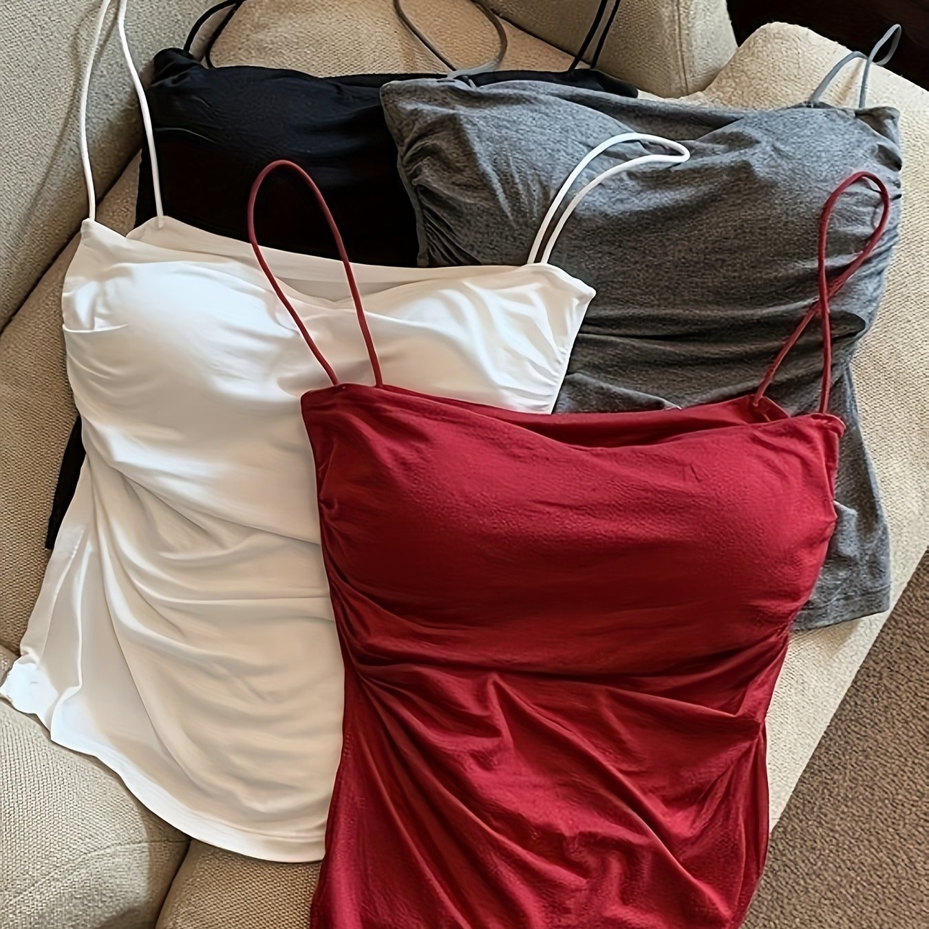 Yozda qatlamlash uchun ideal, ichki to'ldirish bilan, ingichka kamarli va chiroyli orqa qismga ega to'rt ta jozibali ruffle kamisol.