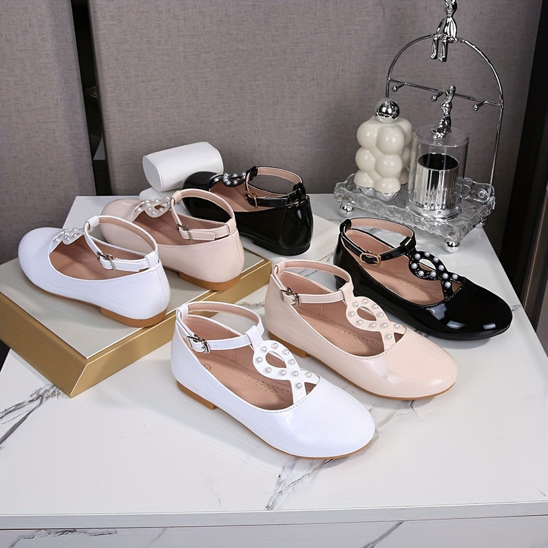 Zinati qora malika poyabzallari, marosimlar va ochiq havoda faoliyatlar uchun mukammal, marjonli bezaklar bilan.