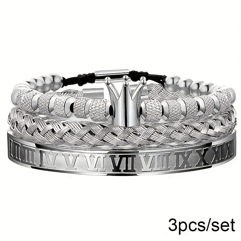 Erkaklar bilaguzuklari to'plami, Romal raqamlari, toj tafsilotlari va to'qilgan ip dizayni bilan hashamatli zanglamas po'latdan yasalgan bilaguzukni o'z ichiga oladi.