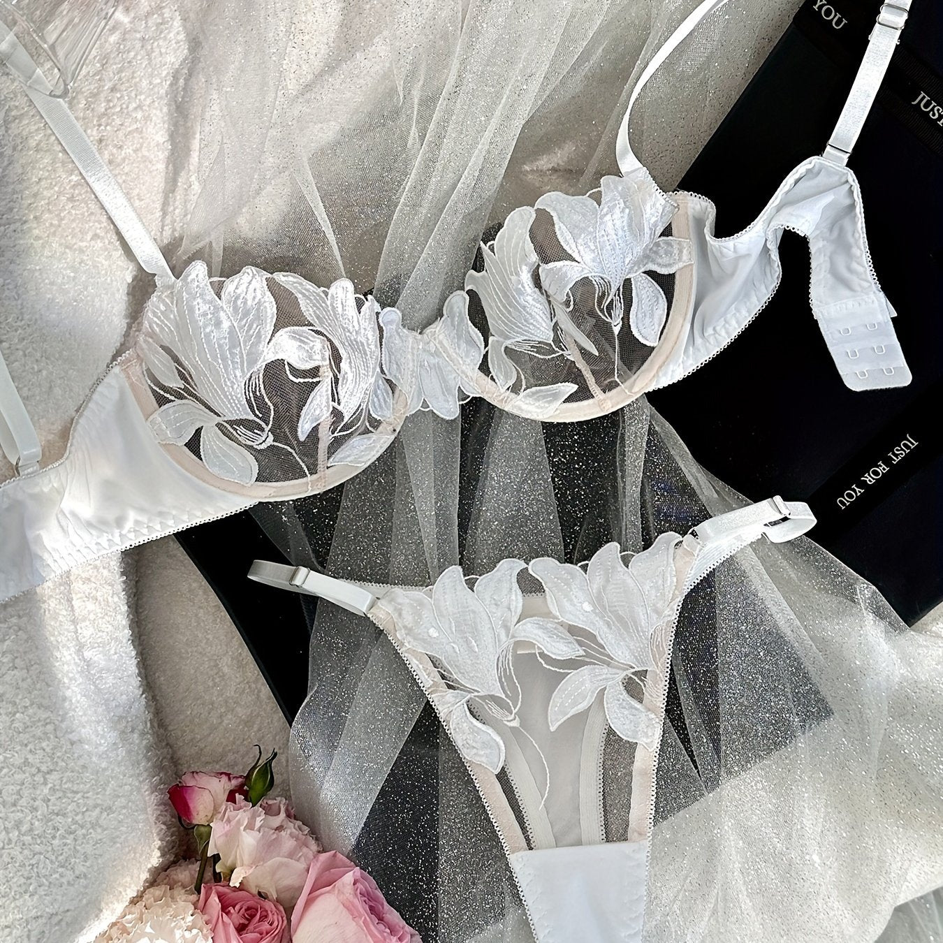 Conjunto de lencería bordada con flores para mujer, sujetador y tanga