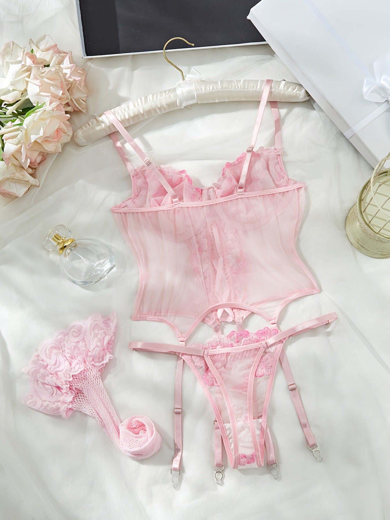 Розовый комплект белья с цветочной вышивкой, поясом с подвязками и чулками, 4 предмета