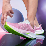 Erkaklar uchun yengil vaznli yugurish poyabzallari, zarba qabul qilish, gradient rang va tashqi mashg'ulotlar uchun sirpanmas dizayn.