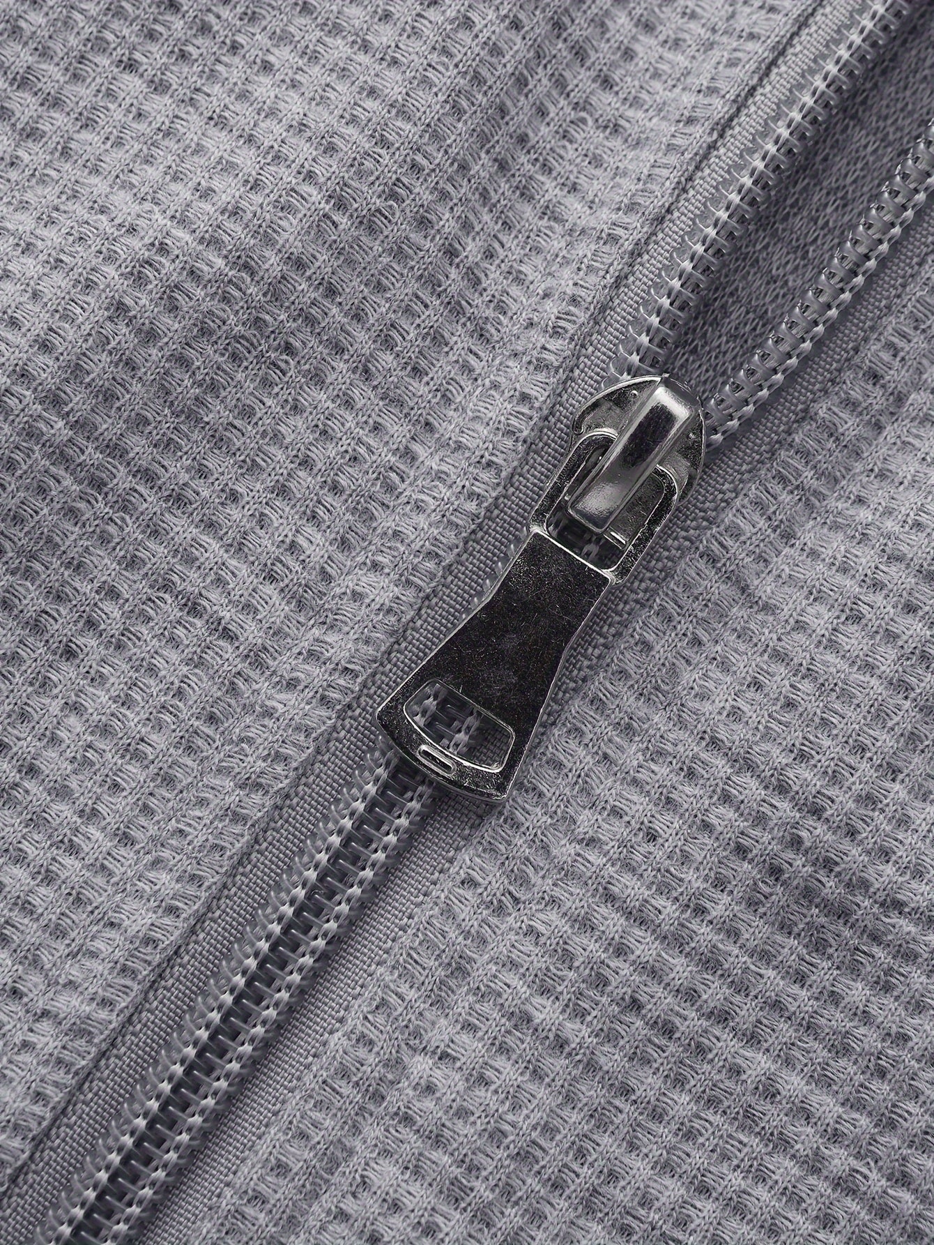 Vafli tuzilishga ega polyester sport kostyumi, tasodifiy yaka jeketi va fermuar tafsilotlari bilan uzun shimlar to'plami, mustahkam rangli bo'sh to'qilgan mato, uzun yenglar, to'liq polyester tarkibi.