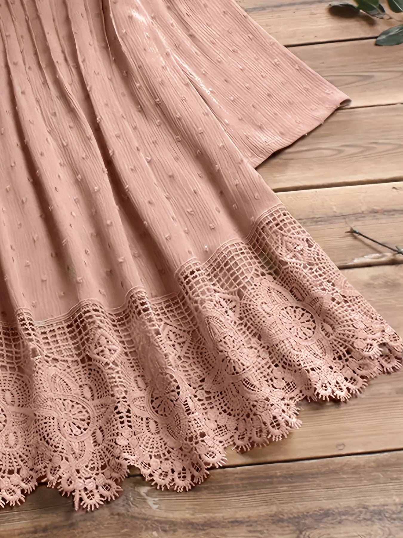 Katta o'lchamdagi V-shaklidagi ko'ylak, tikilgan dantel qirralari bilan, mustahkam rangli polyester aralashmasidan tayyorlangan, cho'zilmaydigan, bahor/kovak uchun mos, 95% polyester, 5% spandeks, 120g/m²