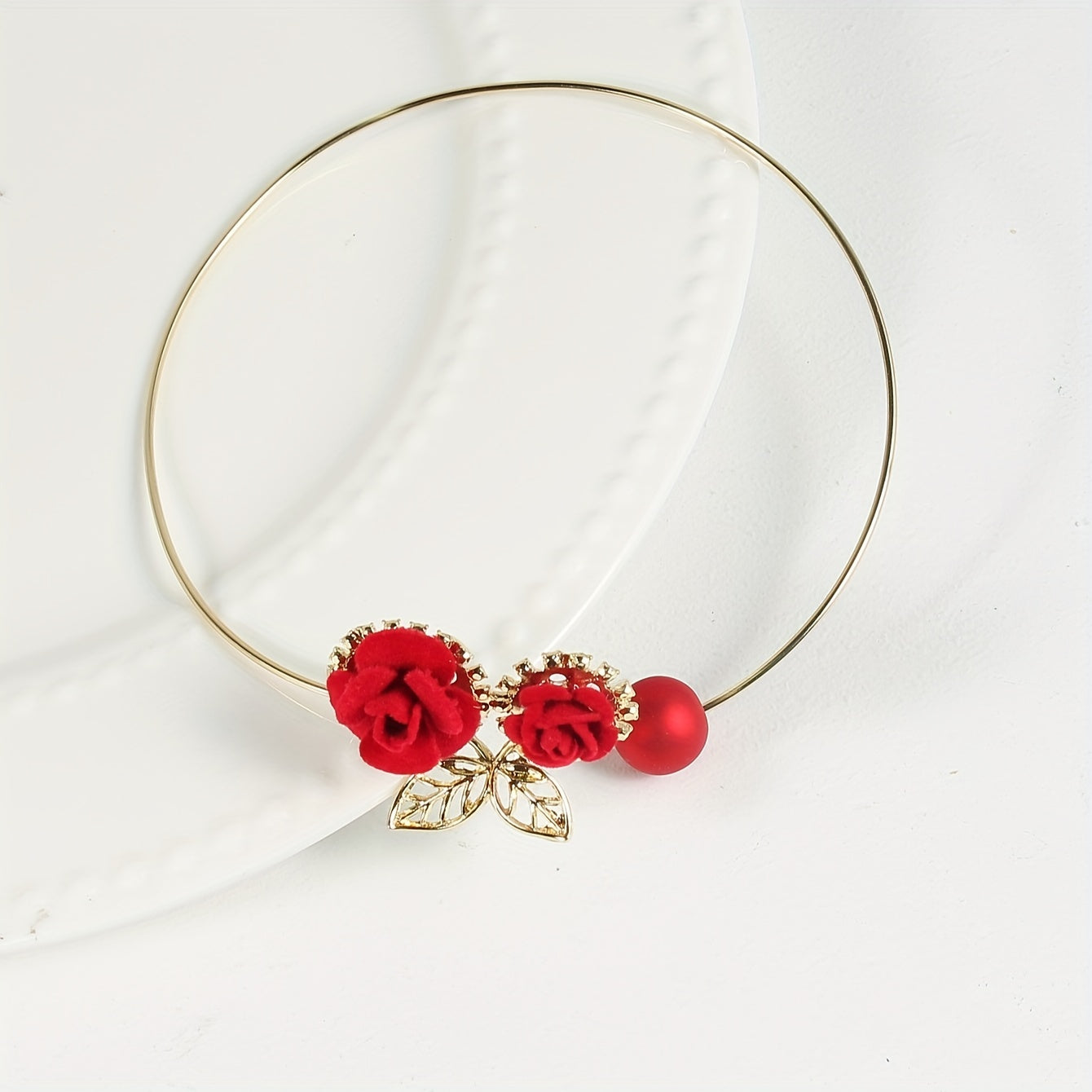Glam uslubidagi gullar bilan ushlab turuvchi - 1 dona uchun - Qizil atirgul va marvarid dizayni bilan, qotishma metalldan tayyorlangan bog'ich - Teshik ochishga hojat yo'q, parda aksessuarini ta'kidlaydigan deraza bezatish uchun ideal.