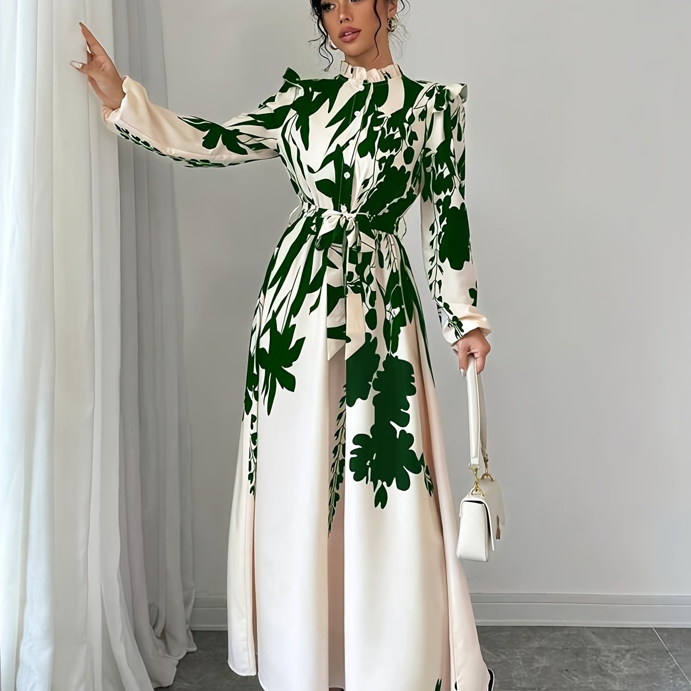 Gul naqshli maksi ko'ylak, turli xil yenglar, bel detali va qirrali pastki qismi bilan, bahor yoki kuz uchun mukammal.