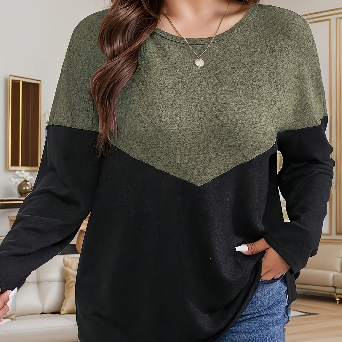 "Olive Green va Black ranglaridagi Plus Size Colorblock Uzun Qol T-Shirt, Crew Neck, Yumshoq Polyester Aralashmasi, Mashinada Yuvish Mumkin, Qulay, Cho'ziluvchan Matolar."