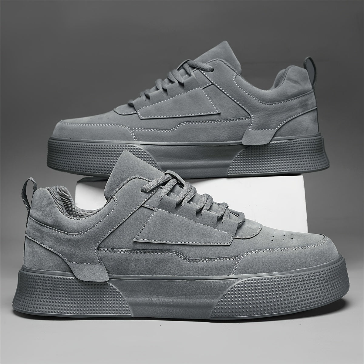 Erkaklar uchun to'liq kulrang skeytbord krossovkalari, tashqi faoliyatlar uchun yengil barqarorlikka ega bo'lgan tasodifiy bog'ichli yugurish poyabzallari.