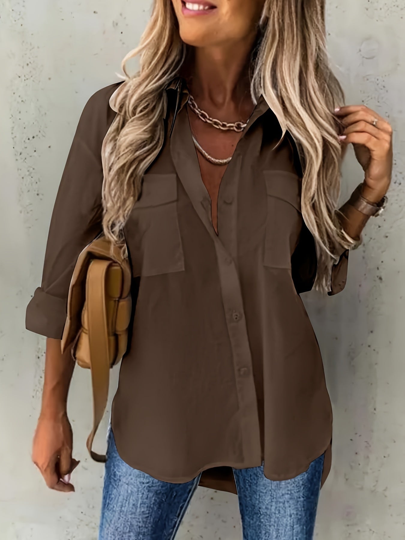 Plus o'lchamli ayollar uchun yengil ko'k rangli kundalik bosma tugma bilan old qismi ko'krak cho'ntaklari bilan ko'ylak