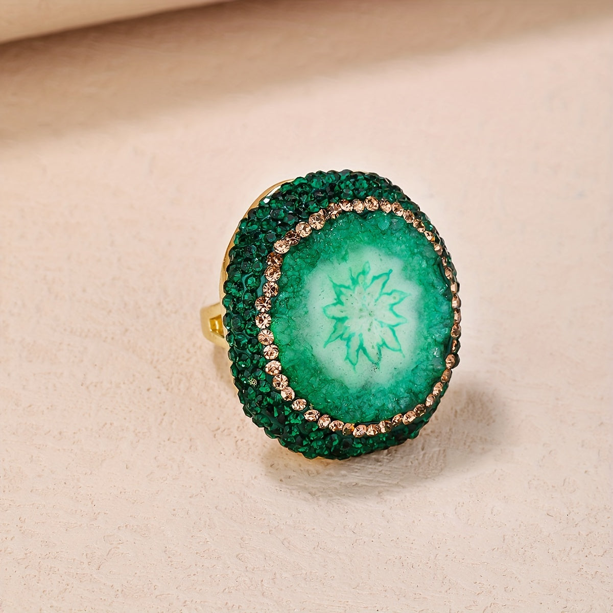 Turli rangdagi tabiiy kristall halqalardan tanlang, ularning o'ziga xos donalari va shakllari mavjud. Toshning energiyasining noaniqligini qabul qiling, chunki u Ona Tabiyatning tabiiy energiyasini o'ziga xos tarzda singdiradi.