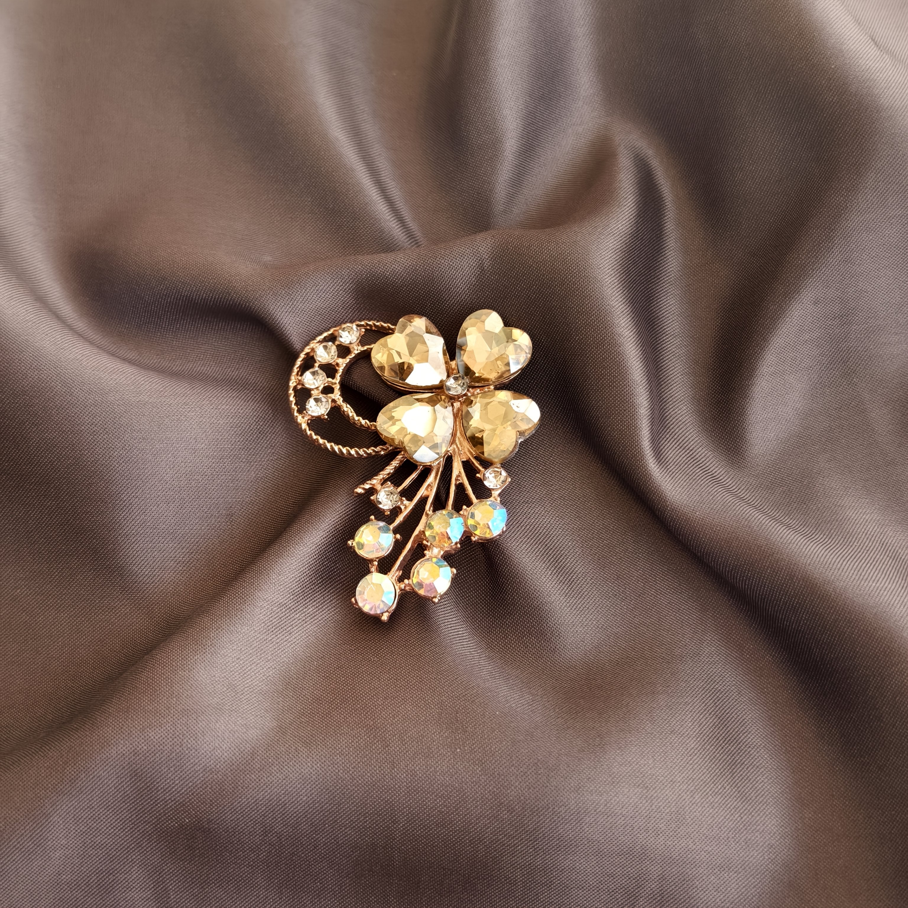 Elegant Silver Brooch with Flying Four-Leaf Clover Rhinestones and Glass Crystals for Daily Wear and Occasions