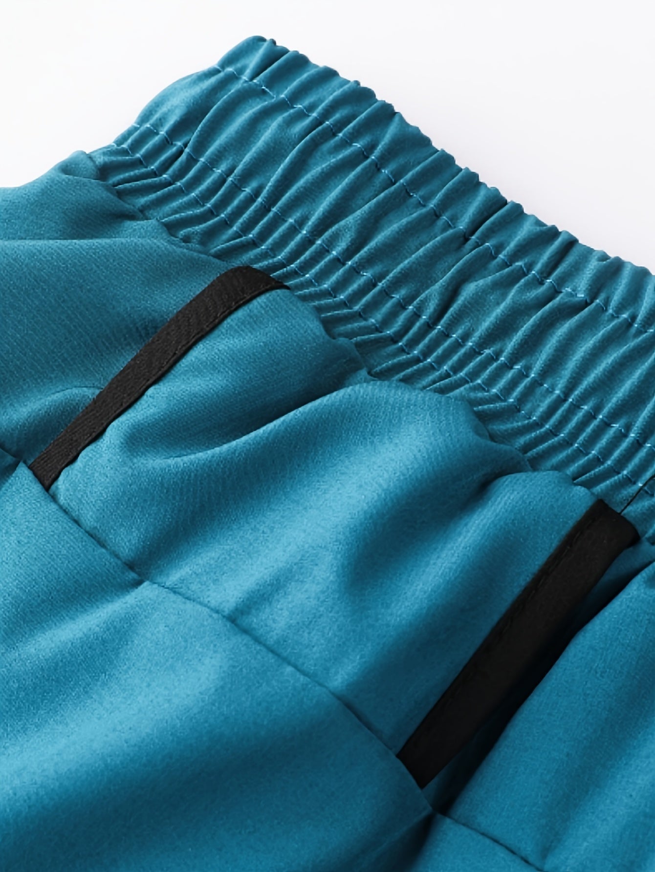 Erkaklar uchun ichki qismi bo'lgan tez quriydigan sport shortlari yengil, nafas oladigan va cho'ziluvchan, mashinada yuvish mumkin bo'lgan polyester aralashmasidan tayyorlangan.