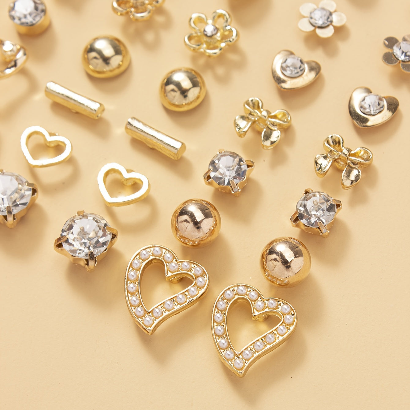 Ayollar uchun 30 ta nafis yurak shaklidagi marjon, kapalak, kristal va oltin quloq taqqichlari