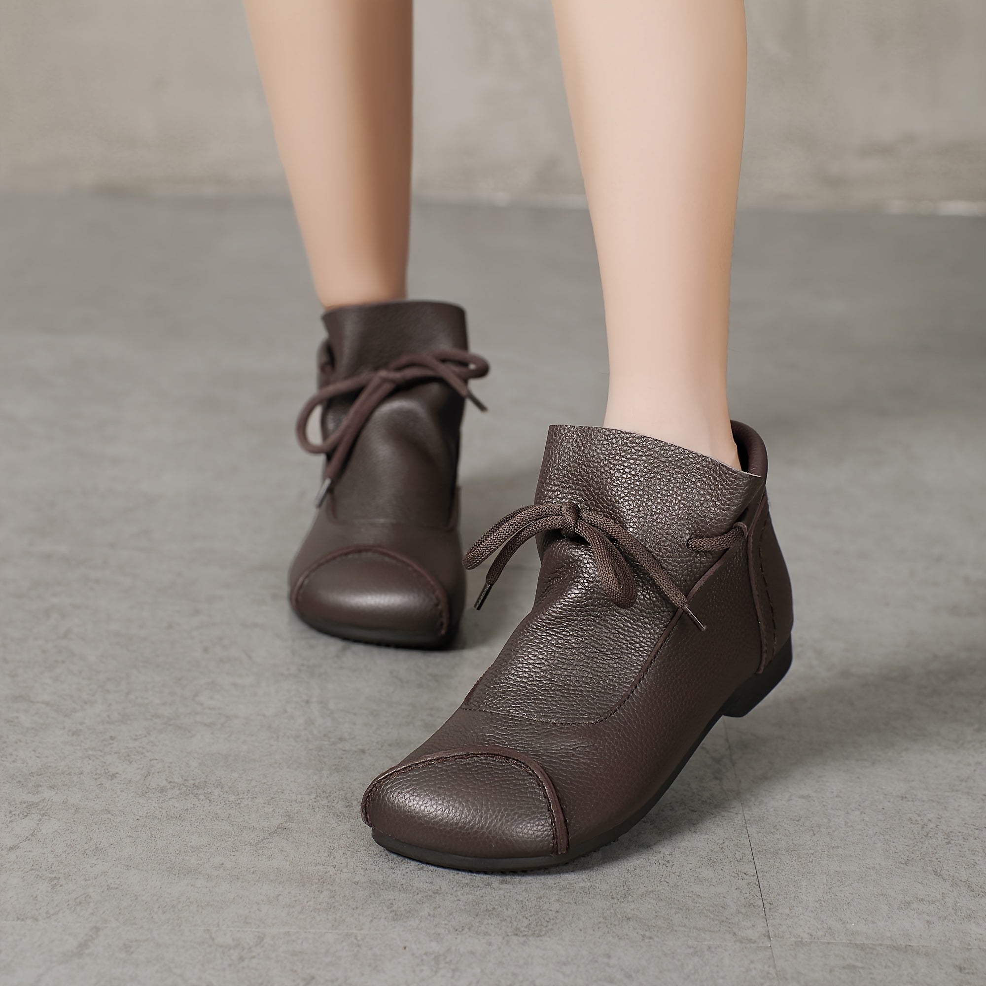 Ayollar uchun qisqa ipli bo'yniga qadar botinkalar