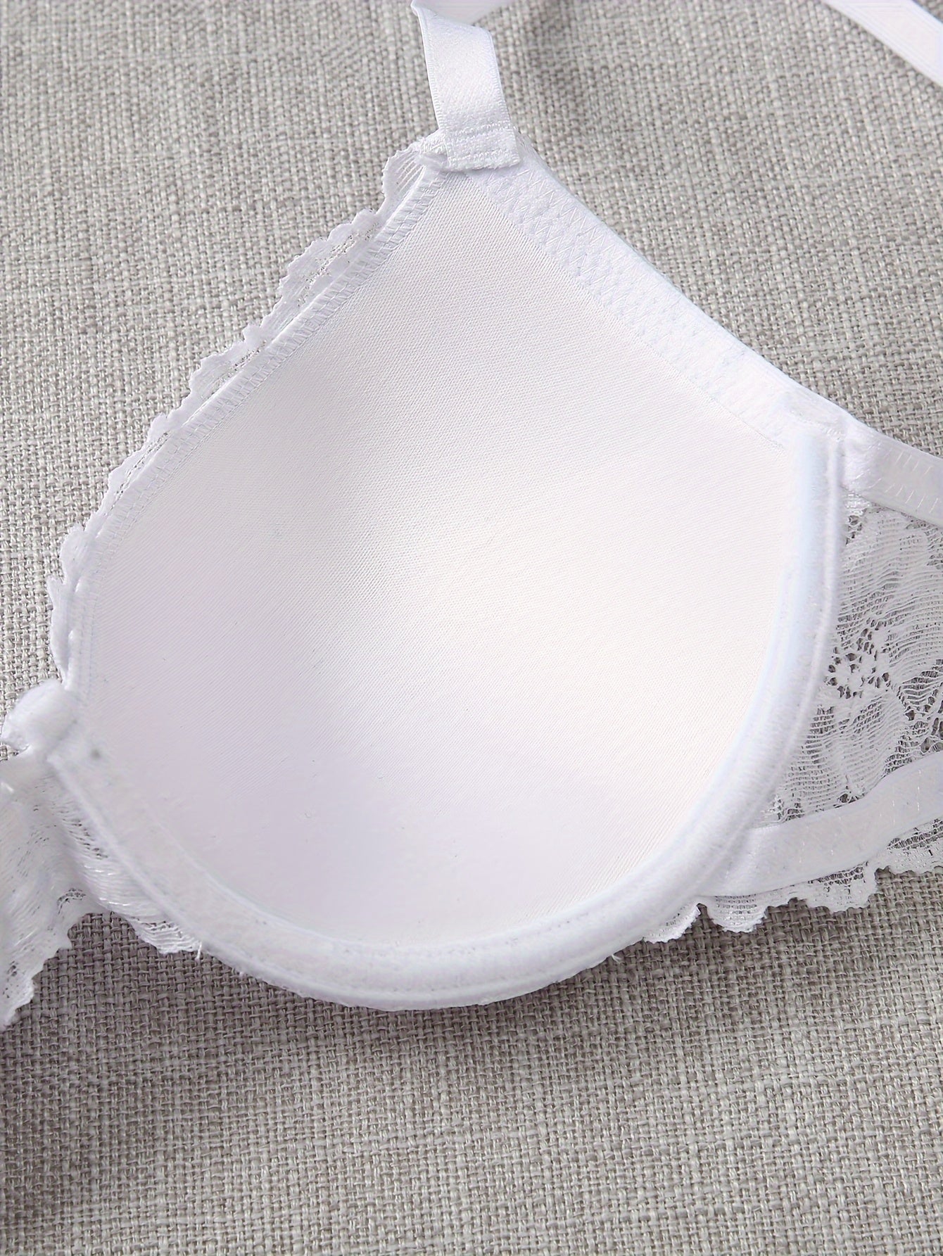 Комплект из 2-х бюстгальтеров с кружевом для женщин черного и белого цвета, с поддержкой на косточках и деликатными кружевными деталями. Изготовлены из дышащей смеси нейлона и эластана, не просвечивают.