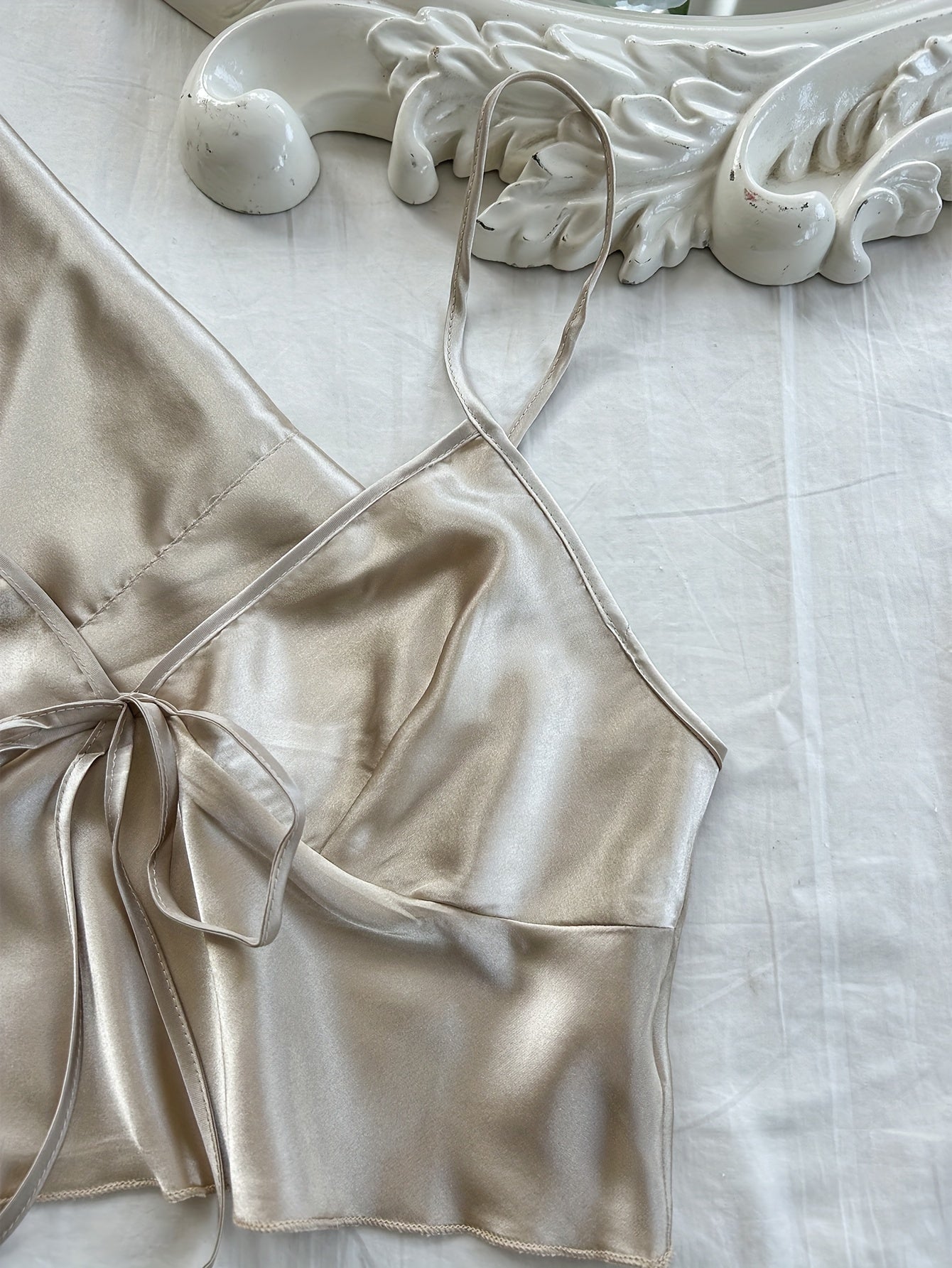 Ayollar uchun 4 qismli saten pijama to'plami V-shaklidagi robe, ichki kiyim, shorti va uzun shimlardan iborat, bitta rangda. Har mavsumda qulay to'qilgan polyesterdan tayyorlangan.