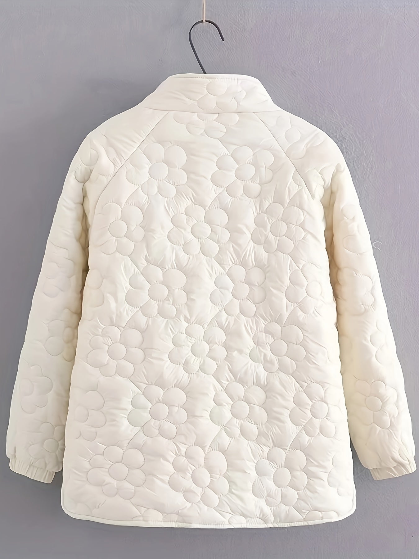 Katta o'lchamdagi ayollar uchun to'qilgan kurtka, tikilgan gullar naqshi va turli xil yelka bilan. Qaymoq rangli, kuz/qish uchun mukammal.